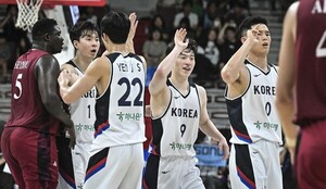 [농구] <b>이현중</b>·이정현 '<b>더블더블</b>'… 남자 대표팀, 카타르에 19점 차 대...