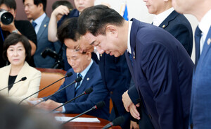 [포토] 인사하는 김병기 대표 직무대행