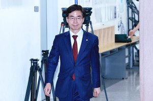 [포토] 기자회견장 들어서는 조경태