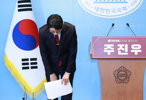 [포토] 인사하는 주진우 의원