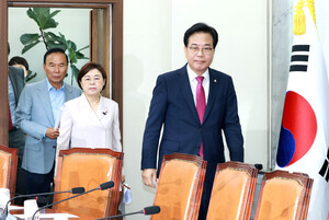 [포토] 비대위 참석한 송언석 비대위원장