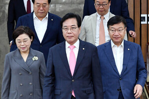 [포토] 원내대책회의 들어서는 송언석