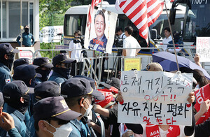 [포토] 경찰들과 대치하는 尹 지지자들