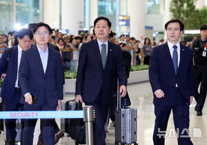 귀국하는 한국 무역협상 대표단