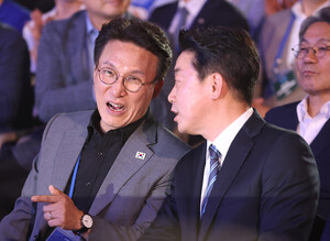 [포토] 대화 나누는 김민석 총리와 강훈식 비서실장