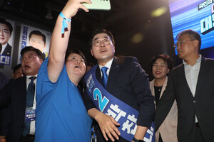 [포토] 지지자들과 사진 찍는 박찬대 당대표 후보