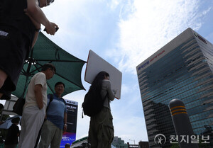 올여름 <b>온열질환자</b> 3천명 넘어서… 사망자도 2배 급증