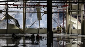 영천 화장품 공장 진화 중인 소방대원