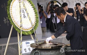 민주당 정청래 신임 대표, 국립서울현충원 참배