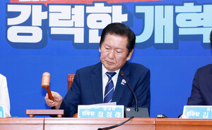 [포토] <b>의사봉</b> 두드리는 <b>정청래</b>