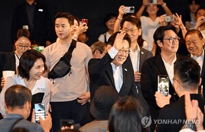 영화 관람부터 전통시장·사찰까지… 李대통령 <b>민생 행보</b>