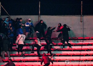 [<b>축구</b>] <b>아르헨티나 축구</b>장 관중 집단 <b>난투극</b>… 100명 이상 체포·20여명...