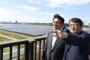 김민석 총리, 취임 후 첫 <b>새만금</b> 방문… <b>재생에너지 허브</b> 전략 점검