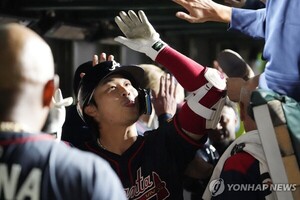 [야구] <b>김하성</b>, 애틀랜타 이적 후 첫 홈런… 7회 <b>역전 결승 스리런</b>