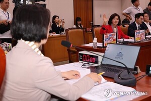"5선인데 구분도 못 해" "국회법 정신 무시"… 추·나 또다시 <b>난타전</b>