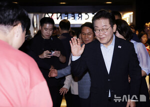 李<b>대통령</b> 부부, 영락보린원생들과 '<b>킹 오브 킹스</b>' 관람