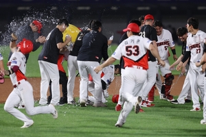 KIA, 9회말 <b>김선빈 끝내기 안타</b>로 두산에 5-4 승리