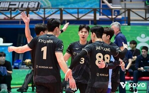 [배구] <b>대한항공</b>, 배구 컵대회서 우리카드 3-0 완파… <b>헤난 감독</b> 첫 승