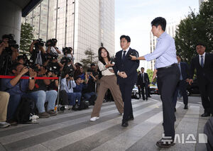 <b>방시혁</b>, 하이브 상장 의혹 관련 첫 경찰 조사… "성실히 임하겠다"