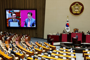 [포토] <b>김민석 총리</b>, <b>대정부질문</b> 답변