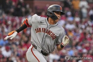 [<b>야구</b>] '타격 슬럼프' <b>이정후</b>, 연장전 대주자로 나와 득점