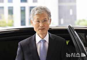 與野 '<b>조희대</b> 4인 <b>회동</b>' 공방 격화… 서로 해산 촉구