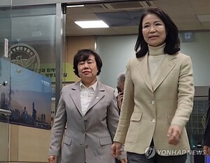 <b>이진숙 석방</b>에 <b>여야 충돌</b>… 與 "사법 개혁" vs 野 "위법 수사"