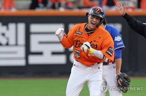 [야구] 채은성 결승타 · <b>문동주 구원 역투</b>… 한화, PO 1차전 승리