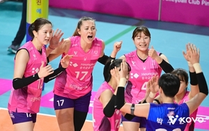 [배구] '<b>레베카</b> 28점' <b>흥국생명</b>, 김연경 앞에서 정관장 제압