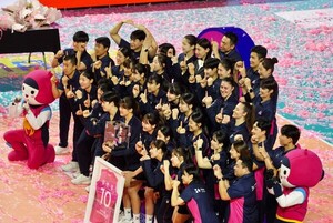 [<b>배구</b>] '전설' <b>김연경</b>, 선수로서 코트와 작별… 10번 영구 결번