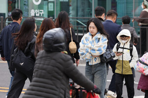 [포토] <b>쌀쌀한 출근길</b>