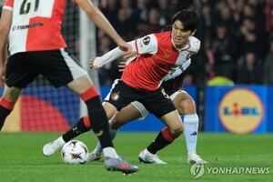 [축구] <b>황인범</b>, <b>프리킥</b>으로 리그 첫 <b>도움</b>… 페예노르트 3-1 승리