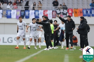 [축구] <b>김천</b>, 서울 3-1 격파하고 2위 경쟁 이어가… 대전은 강원과 비겨