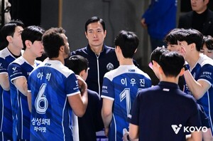 [배구] <b>삼성화재</b>, '클래식 매치' 10<b>연패</b> 수모… <b>현대캐피탈</b>에 접전 끝 패...