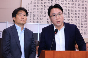 [포토] 질의 답변하는 <b>한상진 기자</b>-봉지욱 전 기자