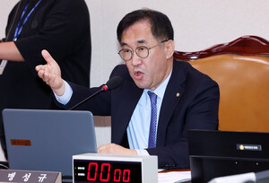 맹성규 국토위원장 발언 모습
