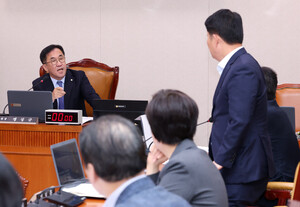 맹성규 국토위원장과 의원들 언쟁 장면