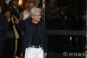 [이슈in] 닷새간 한국 훑은 젠슨 황... 'AI동맹 지도' 그렸다 - 뉴스 썸네일 이미지