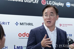<b>정철동</b> LGD 사장 "기술이 경쟁력… 하반기 <b>실적</b>, 상반기보다 좋아질 것...
