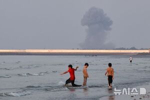 <b>이란</b>-오만 <b>호르무즈</b> 협상… 美 공습 일시중단