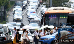 서울 <b>폭염</b>에 <b>온열질환</b>자 <b>급증</b>… 어제만 39명
