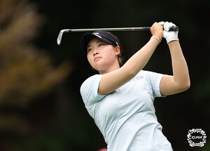 [<b>골프</b>] <b>김민솔</b>, 시즌 4승 성큼… KLPGA 메디힐·한국일보 대회 3R 선두