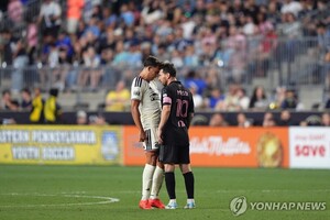[축구] 상대 선수 <b>목덜미</b> 때린 <b>메시</b>, MLS 징계위 벌금 징계