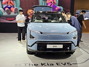 [포토] 기아 'EV5' 살펴보는 관람객들
