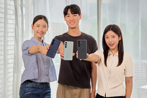 거실엔 대화면·손엔 플래그십… 삼성·LG, AI 실속형 제품 경쟁