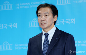 조국, 친명 겨냥 "李뜻 따라 <b>멸칭</b>·갈라치기 정치 멈춰야"