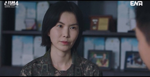 '<b>신병4</b>' <b>공민정</b>, 최종화 앞두고 기습 등판… 2중대 발칵